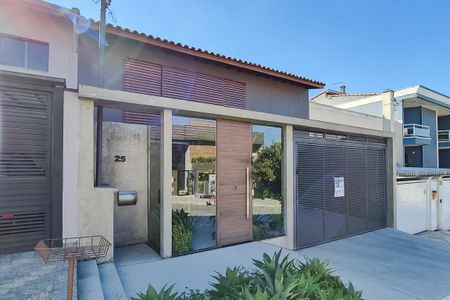 Casa à venda com 420m², 4 quartos e 3 vagas Casa à venda com 420m², 4 quartos e 3 vagasFachada