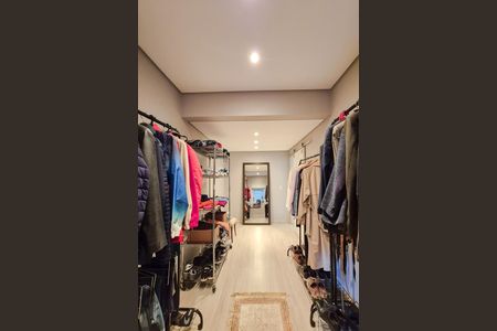 Casa à venda com 420m², 4 quartos e 3 vagas Casa à venda com 420m², 4 quartos e 3 vagasSuíte 1 - closet