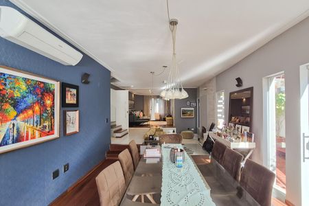 Casa à venda com 420m², 4 quartos e 3 vagas Casa à venda com 420m², 4 quartos e 3 vagasSala