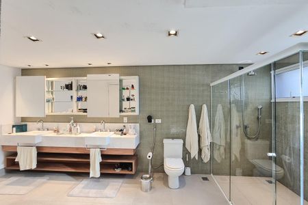 Casa à venda com 420m², 4 quartos e 3 vagas Casa à venda com 420m², 4 quartos e 3 vagasBanheiro da Suíte 1