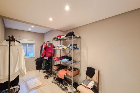 Casa à venda com 420m², 4 quartos e 3 vagas Casa à venda com 420m², 4 quartos e 3 vagasSuíte 1 - closet