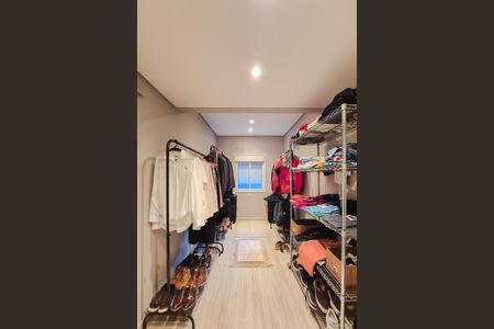 Casa à venda com 420m², 4 quartos e 3 vagas Casa à venda com 420m², 4 quartos e 3 vagasSuíte 1 - closet