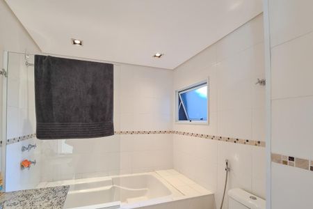 Casa à venda com 420m², 4 quartos e 3 vagas Casa à venda com 420m², 4 quartos e 3 vagasBanheiro da Suíte 2