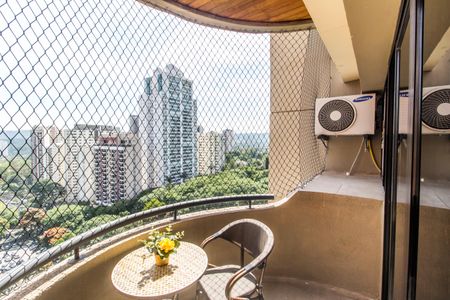 Apartamento à venda com 55m², 1 quarto e 1 vaga Apartamento à venda com 55m², 1 quarto e 1 vagaVaranda