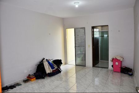 Casa para alugar com 150m², 2 quartos e 2 vagasDetalhe - Quarto 01 com Suíte e Varanda