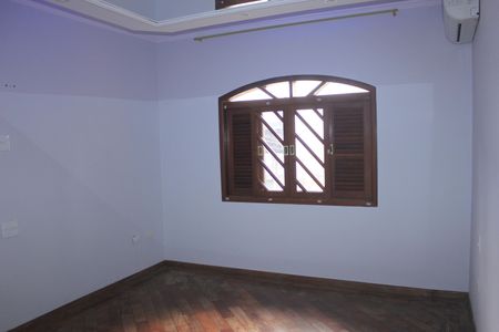 Casa à venda com 278m², 5 quartos e 3 vagasSuíte