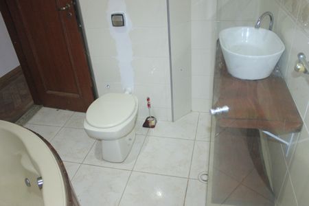 Casa à venda com 278m², 5 quartos e 3 vagasBanheiro da suíte