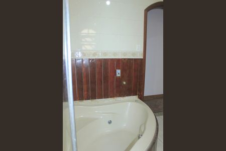 Casa à venda com 278m², 5 quartos e 3 vagasBanheiro da suíte