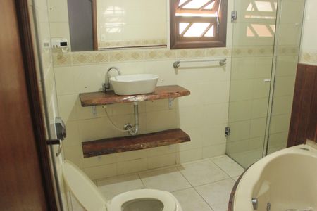 Casa à venda com 278m², 5 quartos e 3 vagasBanheiro da suíte