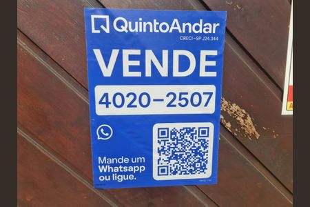 Casa à venda com 278m², 5 quartos e 3 vagasFachada do imóvel com placa QuintoAndar