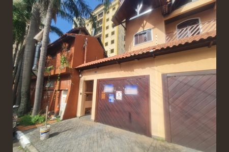 Casa à venda com 278m², 5 quartos e 3 vagasFachada do imóvel com placa QuintoAndar