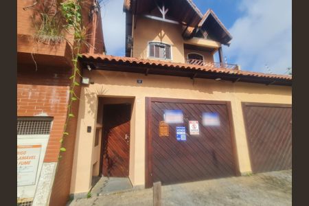 Casa à venda com 278m², 5 quartos e 3 vagasFachada do imóvel com placa QuintoAndar