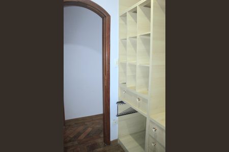 Casa à venda com 278m², 5 quartos e 3 vagasCloset