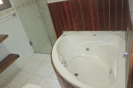 Casa à venda com 278m², 5 quartos e 3 vagasBanheiro da suíte