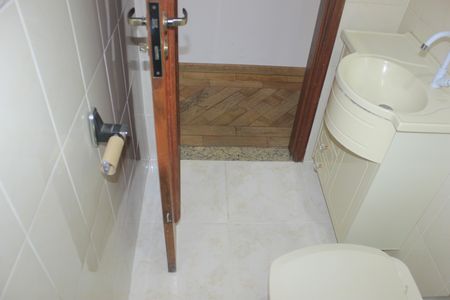 Casa à venda com 278m², 5 quartos e 3 vagasBanheiro social