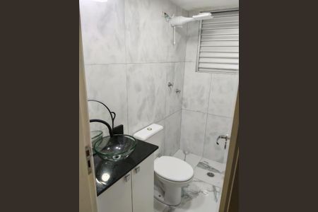 Banheiro de apartamento para alugar com 2 quartos, 55m² em Parque Sao Vicente, Santo André