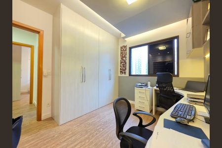 Apartamento à venda com 167m², 4 quartos e 3 vagasQuarto 2