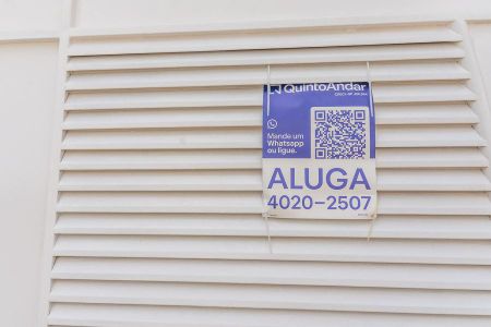 Casa para alugar com 220m², 3 quartos e 3 vagasPortão da residência com placa instalada 