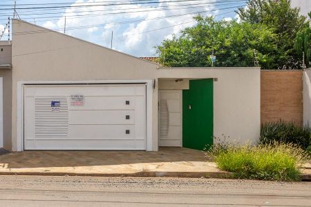 Casa para alugar com 220m², 3 quartos e 3 vagasFachada da casa 