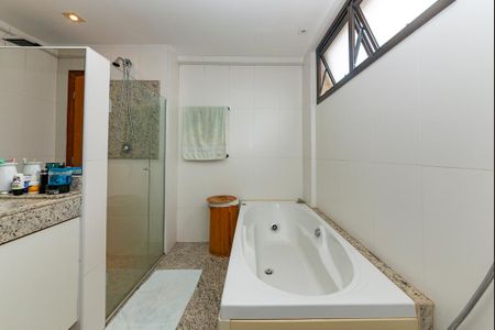 Apartamento à venda com 200m², 4 quartos e 3 vagasBanheiro da Suíte 1