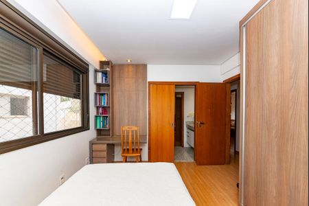 Apartamento à venda com 200m², 4 quartos e 3 vagasSemi Suíte 2
