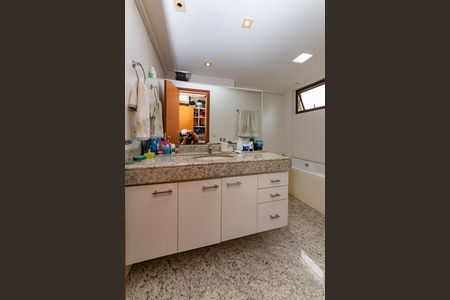 Apartamento à venda com 200m², 4 quartos e 3 vagasBanheiro da Suíte 1