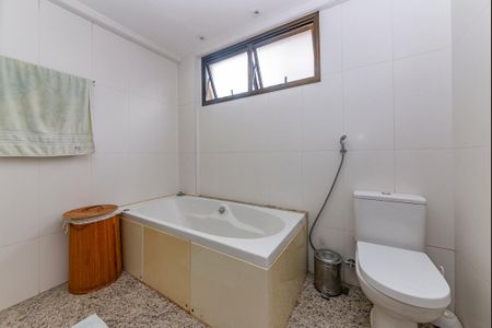 Apartamento à venda com 200m², 4 quartos e 3 vagasBanheiro da Suíte 1