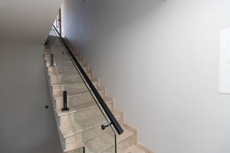 Casa à venda com 300m², 4 quartos e 4 vagasEscada