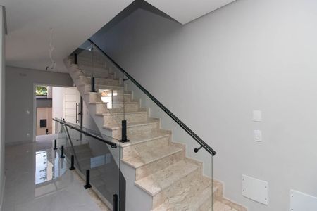 Casa à venda com 300m², 4 quartos e 4 vagasEscada