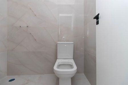 Casa à venda com 300m², 4 quartos e 4 vagasBanheiro da Suíte Americana 1 e 2