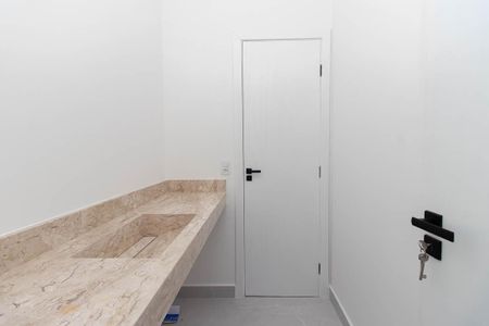 Casa à venda com 300m², 4 quartos e 4 vagasBanheiro da Suíte Americana 1 e 2