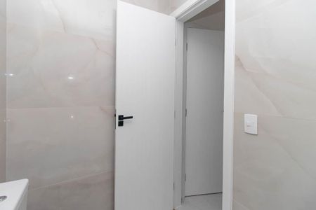 Casa à venda com 300m², 4 quartos e 4 vagasBanheiro da Suíte Americana 1 e 2