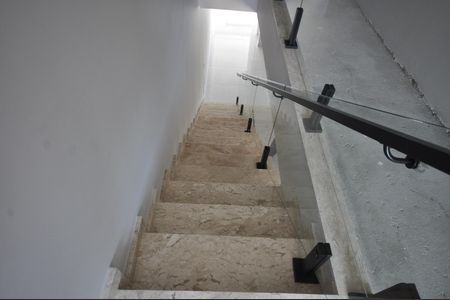 Casa à venda com 300m², 4 quartos e 4 vagasEscada