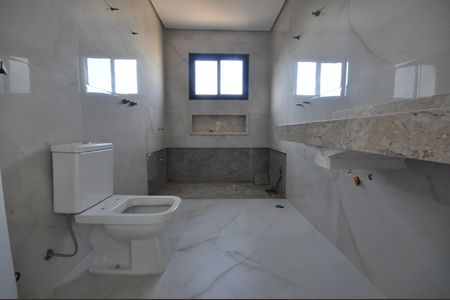 Casa à venda com 300m², 4 quartos e 4 vagasBanheiro da Suíte 1