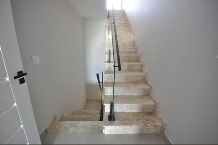 Casa à venda com 300m², 4 quartos e 4 vagasEscada de acesso ao Salão de Festas