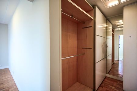 Apartamento para alugar com 370m², 4 quartos e 6 vagasArmário da Suíte 