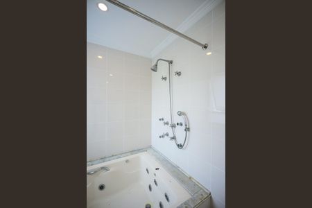 Apartamento para alugar com 370m², 4 quartos e 6 vagasChuveiro do banheiro da Suíte 4