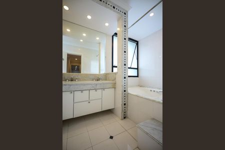 Apartamento para alugar com 370m², 4 quartos e 6 vagasArmário da Suíte  4