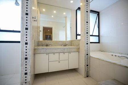 Apartamento para alugar com 370m², 4 quartos e 6 vagasArmário da Suíte  4