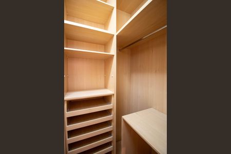 Casa à venda com 700m², 3 quartos e 6 vagasCloset Suíte 1