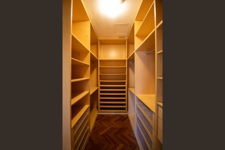 Casa à venda com 700m², 3 quartos e 6 vagasCloset Suíte 3