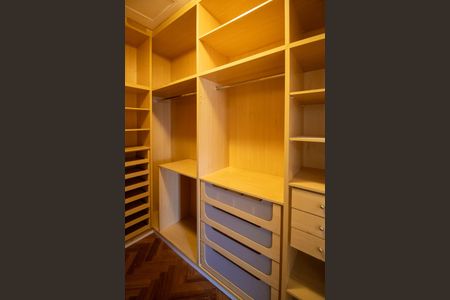 Casa à venda com 700m², 3 quartos e 6 vagasCloset Suíte 3