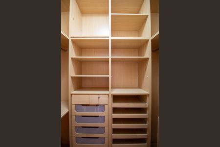 Casa à venda com 700m², 3 quartos e 6 vagasCloset Suíte 1