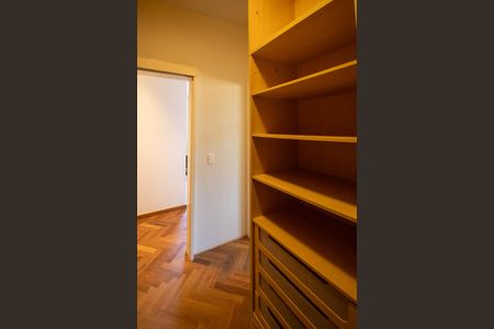 Casa à venda com 700m², 3 quartos e 6 vagasCloset Suíte 3