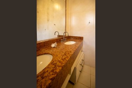 Casa à venda com 700m², 3 quartos e 6 vagasBanheiro Suíte 3