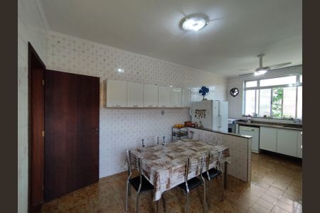 Casa à venda com 216m², 3 quartos e 3 vagasCozinha - Armários