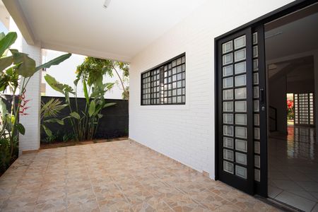 Casa de condomínio para alugar com 350m², 3 quartos e 4 vagas Casa de condomínio para alugar com 350m², 3 quartos e 4 vagasVaranda