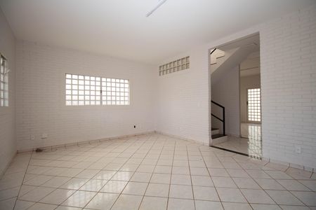 Sala 1 de casa de condomínio para alugar com 3 quartos, 350m² em Condomínio Quintas do Sol, Brasília