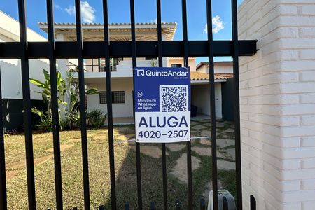 Casa de condomínio para alugar com 350m², 3 quartos e 4 vagas Casa de condomínio para alugar com 350m², 3 quartos e 4 vagasPlaca