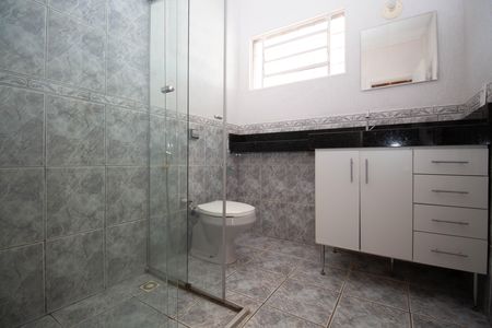 Casa de condomínio para alugar com 350m², 3 quartos e 4 vagas Casa de condomínio para alugar com 350m², 3 quartos e 4 vagasBanheiro da Suíte